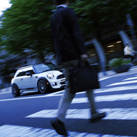 5月の終わり、夕方の横浜での撮影。手前の通行人はスタッフのSさん。人通りが少なかったので急遽登場です。スタスタスタと行ったり来たりご苦労様でした。／Camera:EOS-1D Mk2 #Shutter Speed:1/30 #F Number:4.0 #ISO:200 #Lens:24-70mm #Focal Length:unknown # By:Chikara Kitabatake #Location:Yokohama